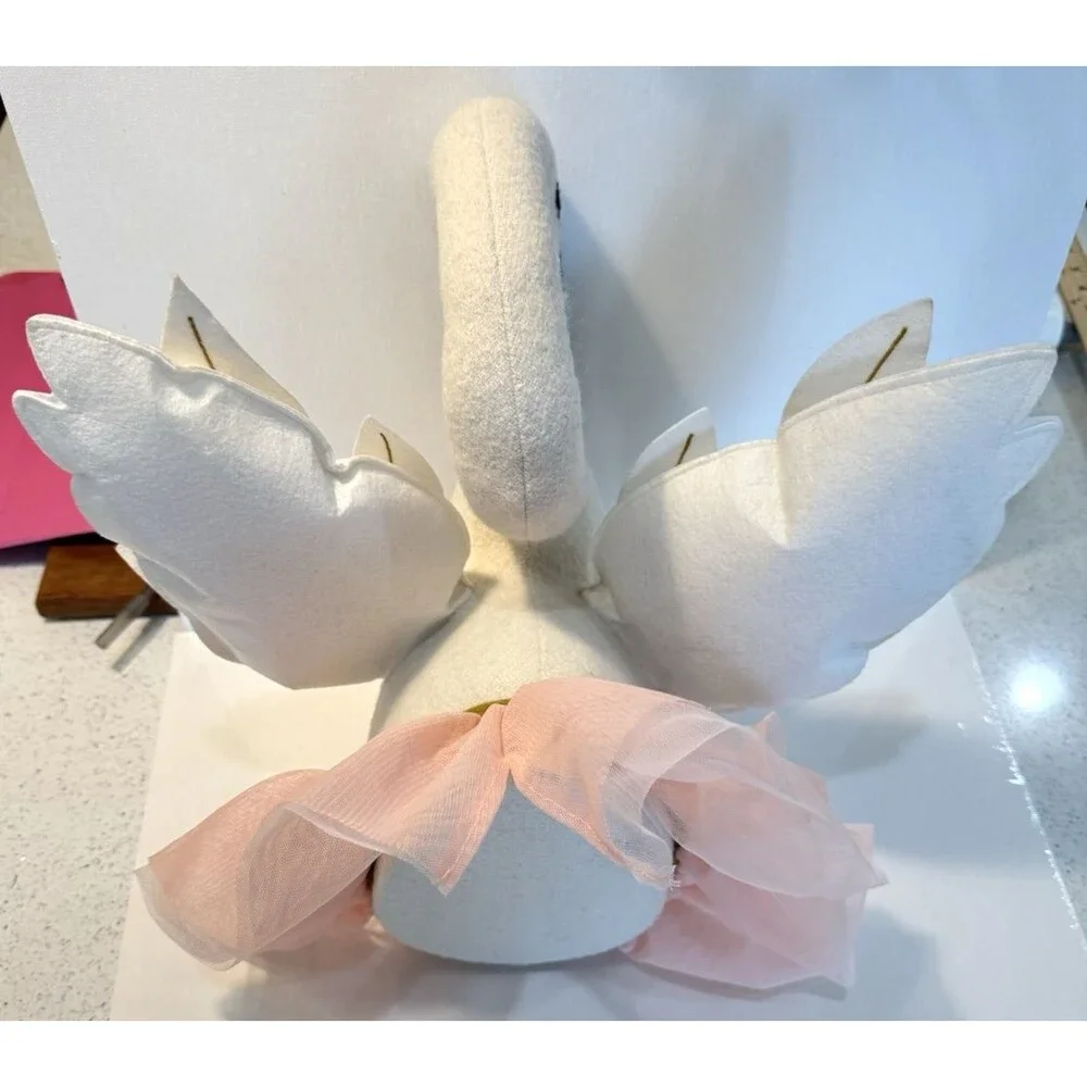 Pillowfort swan head